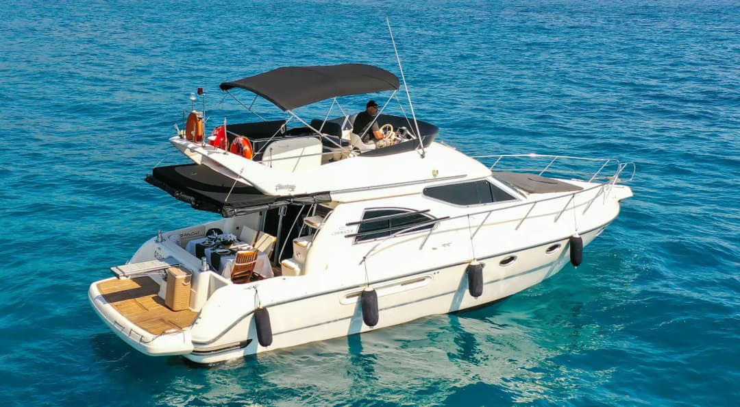 Kemer’de 12 Kişilik Yat ile Denizin Tadını Çıkarın