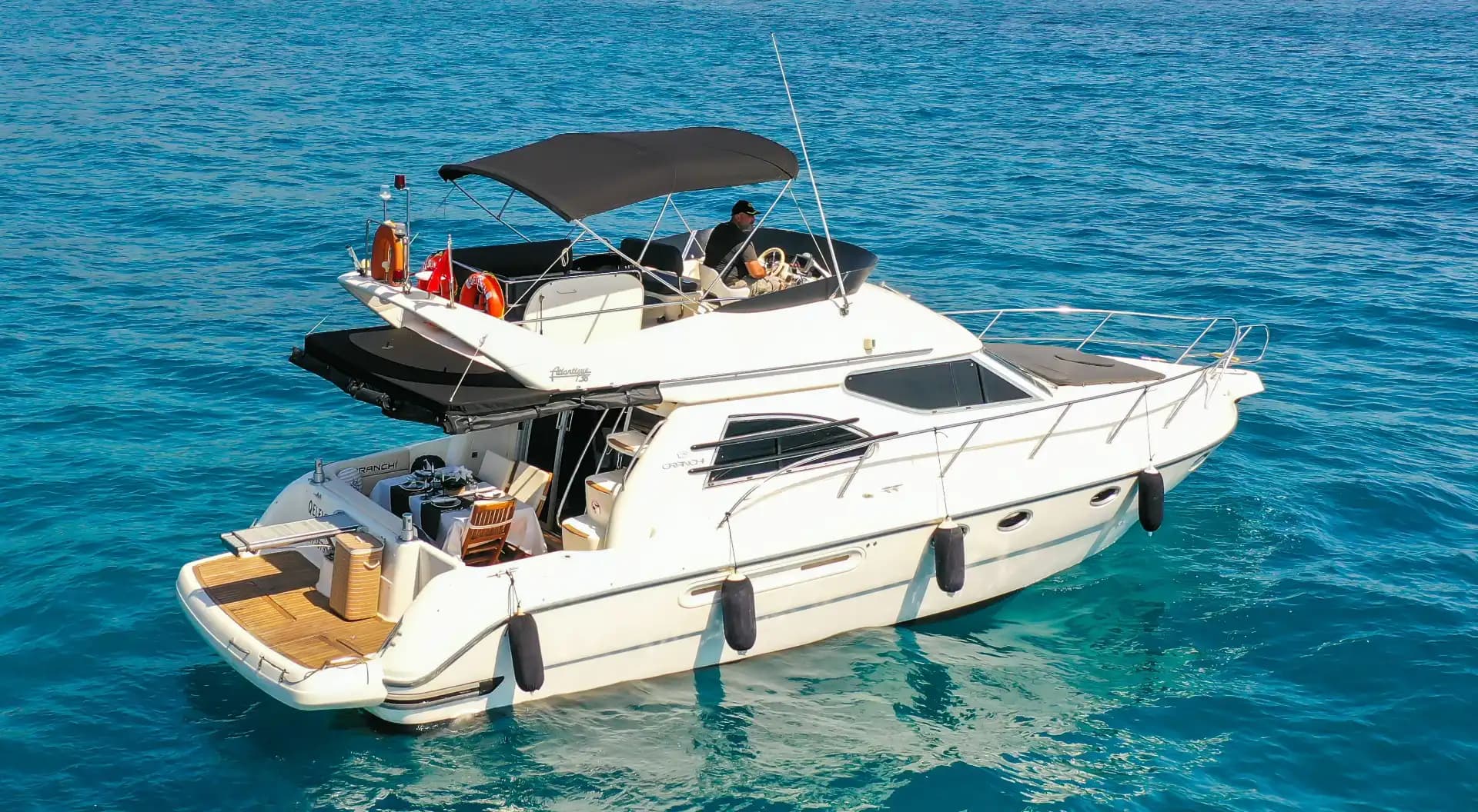 Kemer’de 12 Kişilik Yat ile Denizin Tadını Çıkarın
