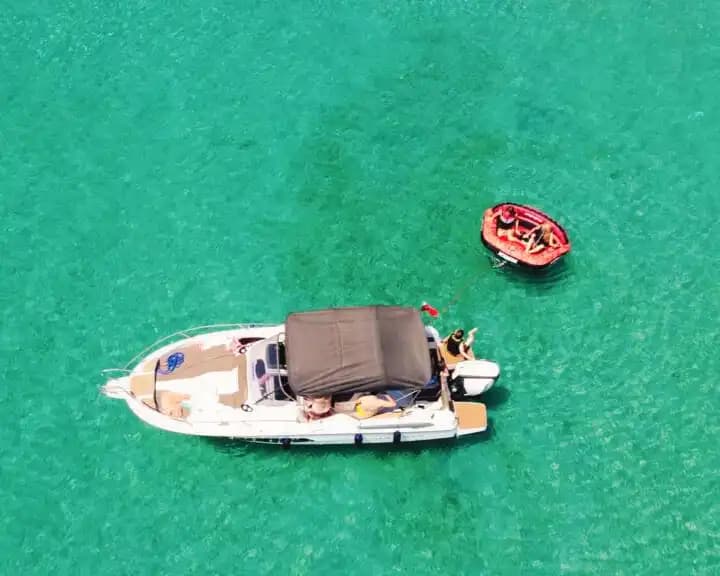 Kuşadası'nda Hız ve Konfor: Karnic Sürat Teknesi ile Denizde Özgürlük! 6