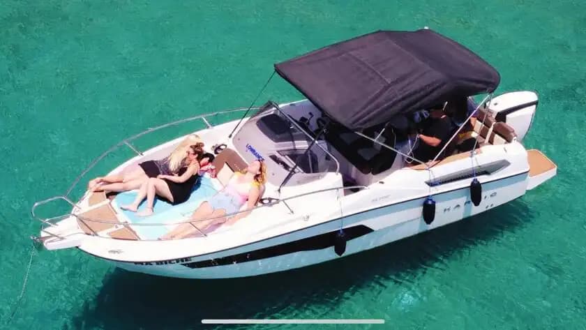 Kuşadası'nda Hız ve Konfor: Karnic Sürat Teknesi ile Denizde Özgürlük!