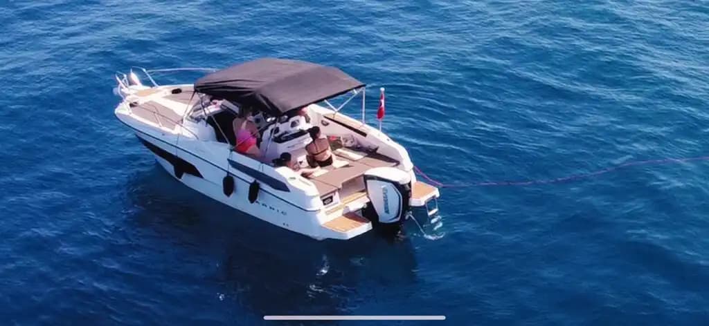 Kuşadası'nda Hız ve Konfor: Karnic Sürat Teknesi ile Denizde Özgürlük! 7