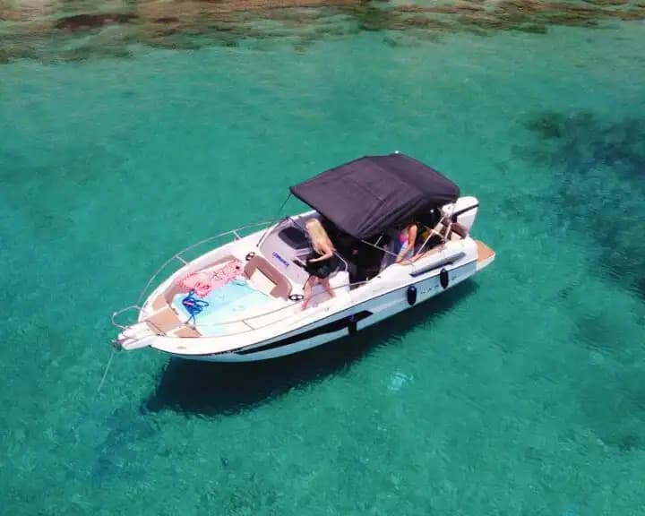 Kuşadası'nda Hız ve Konfor: Karnic Sürat Teknesi ile Denizde Özgürlük!