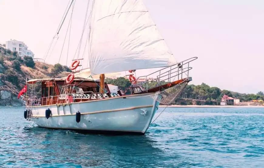 Kuşadası'nda 2 Kabinli, 4 Kişilik Konaklama Seçeneği ile Uygun Fiyatlı Deniz Tatili - Teknede Parti