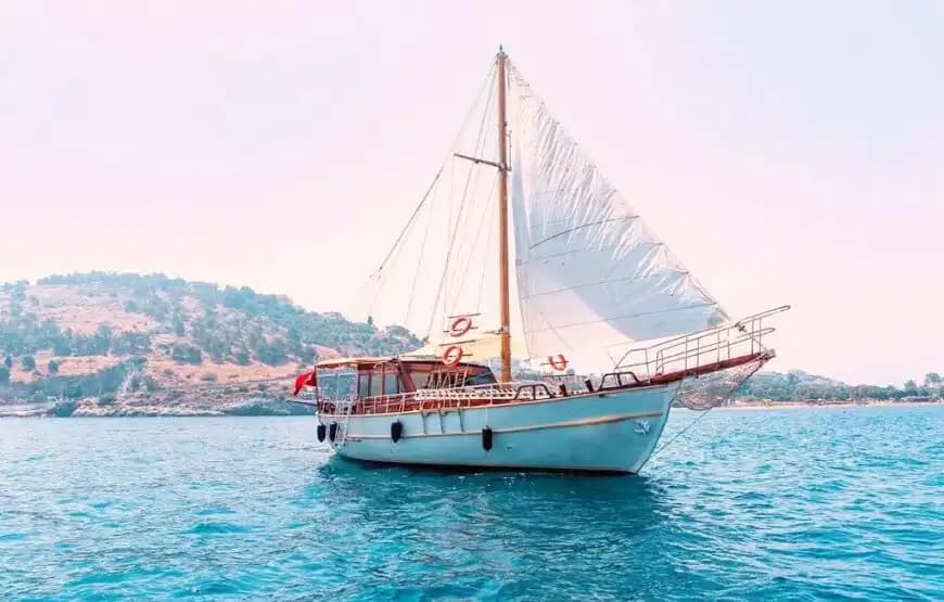 Kuşadası'nda 2 Kabinli, 4 Kişilik Konaklama Seçeneği ile Uygun Fiyatlı Deniz Tatili