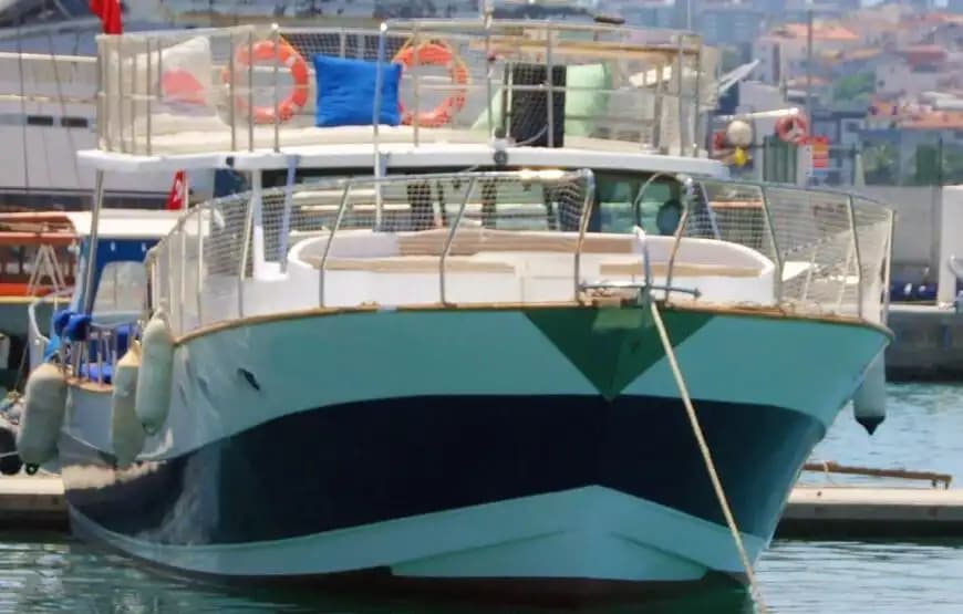 10 Kişilik Özel Yapım Motoryat ile Kuşadası’nın Eşsiz Sularında Seyir