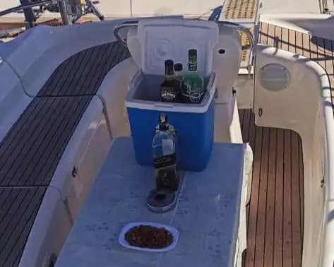 Kuşadası’nda Rüzgârın Peşinde: Beneteau Yelkenlisi ile Mavi Yolculuk!