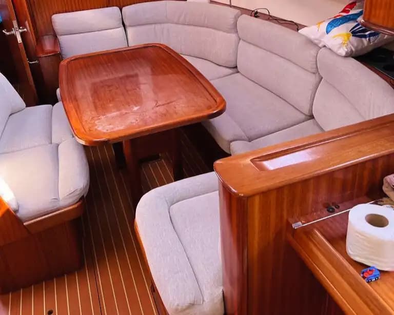 Kuşadası’nda Rüzgârın Peşinde: Beneteau Yelkenlisi ile Mavi Yolculuk! 4