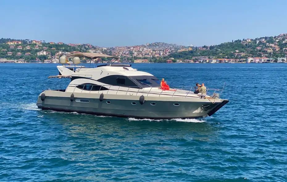 İstanbul Boğazı’nda 21 Metrelik Lüks Motoryat ile Özel Anlar Yaşayın!