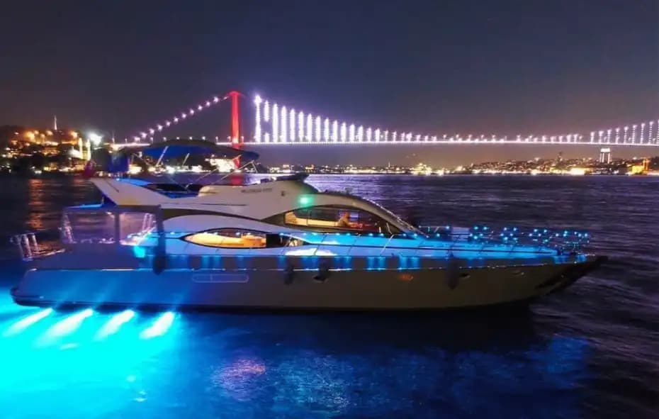 İstanbul Boğazı’nda 21 Metrelik Lüks Motoryat ile Özel Anlar Yaşayın! 6