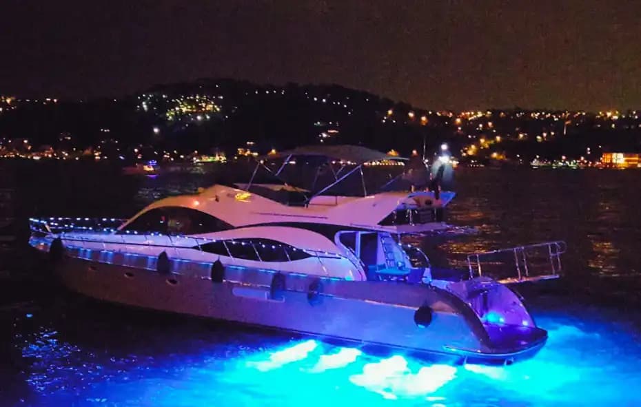 İstanbul Boğazı’nda 21 Metrelik Lüks Motoryat ile Özel Anlar Yaşayın! 7