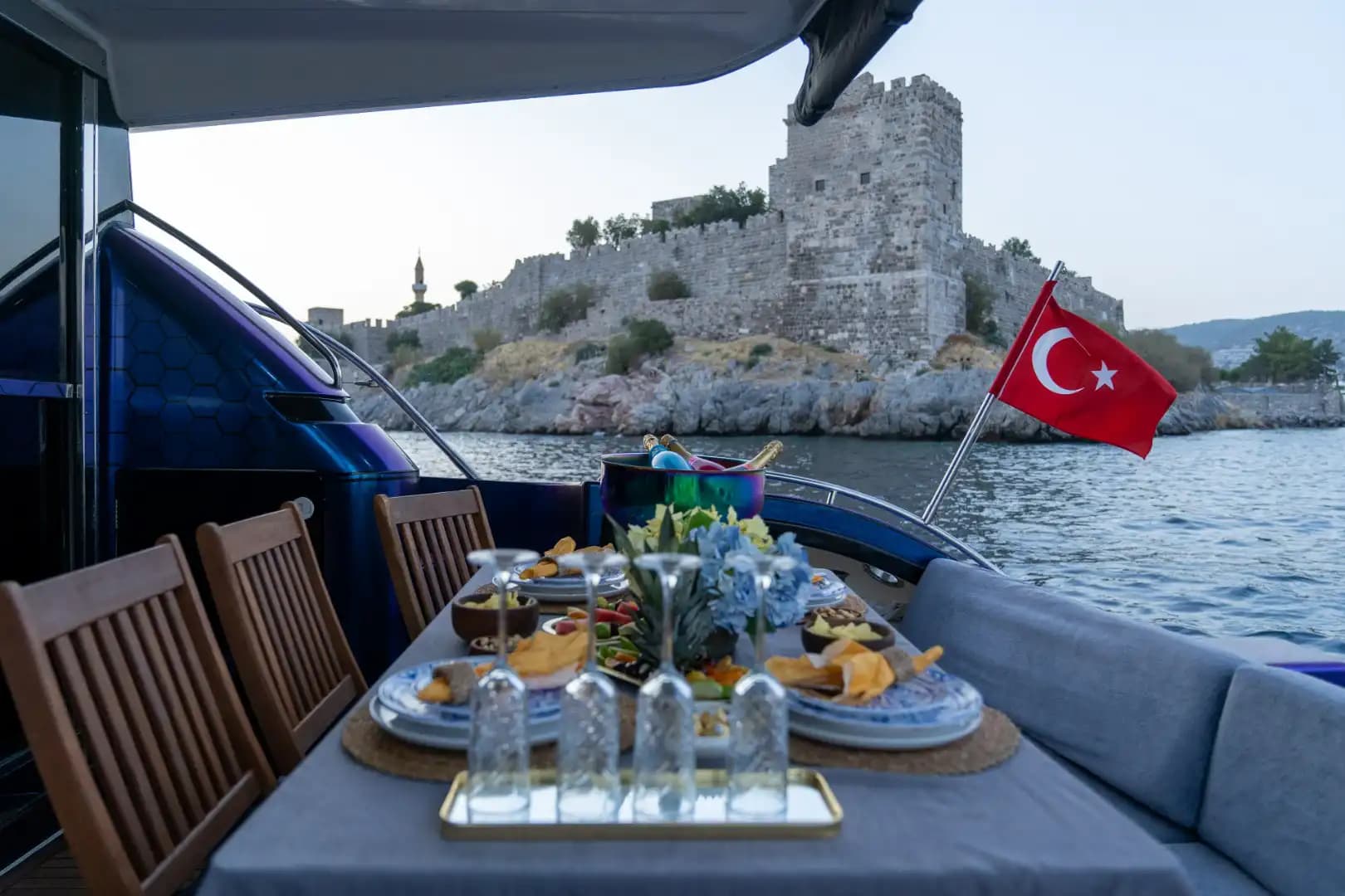 Bodrum’da Özel Yapım Motoryat ile Günübirlik ve Konaklamalı Lüks Tatil 15