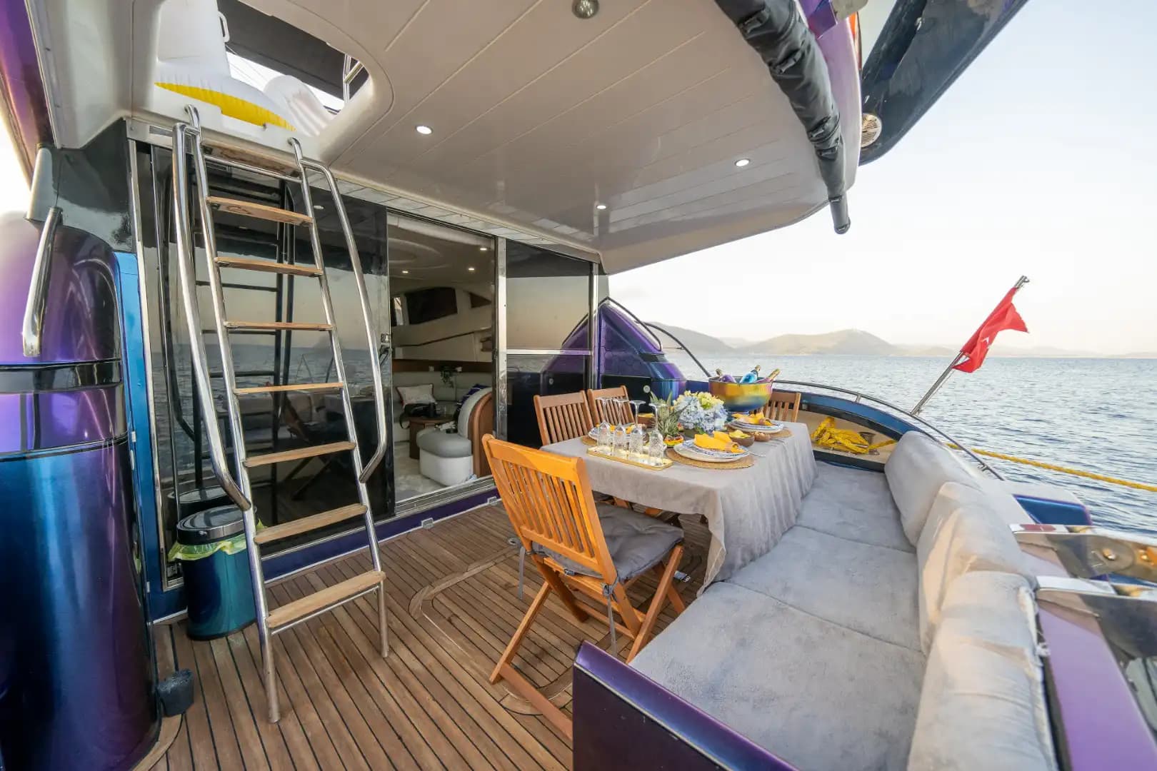 Bodrum’da Özel Yapım Motoryat ile Günübirlik ve Konaklamalı Lüks Tatil 13