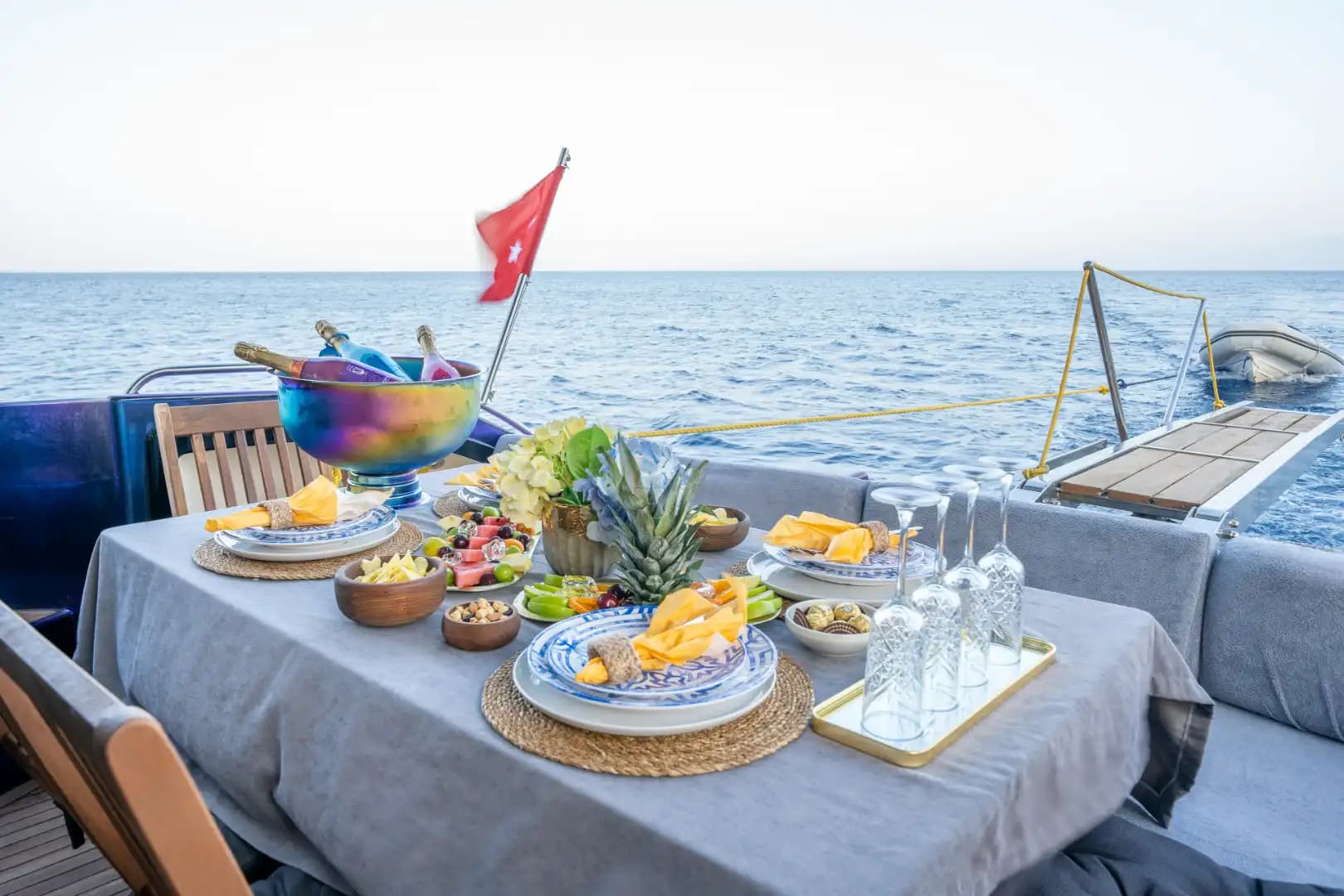 Bodrum’da Özel Yapım Motoryat ile Günübirlik ve Konaklamalı Lüks Tatil 14