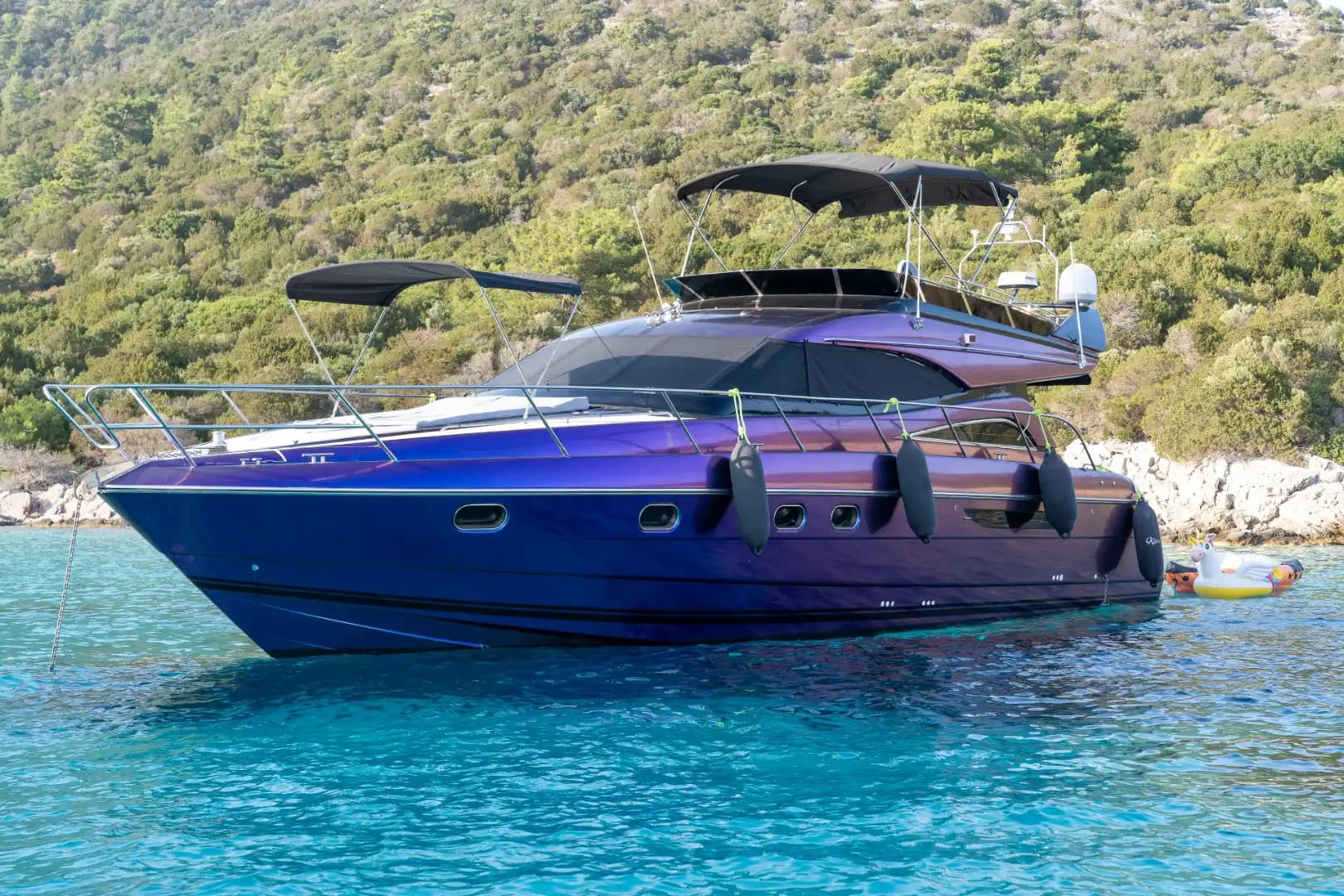 Bodrum’da Özel Yapım Motoryat ile Günübirlik ve Konaklamalı Lüks Tatil 9