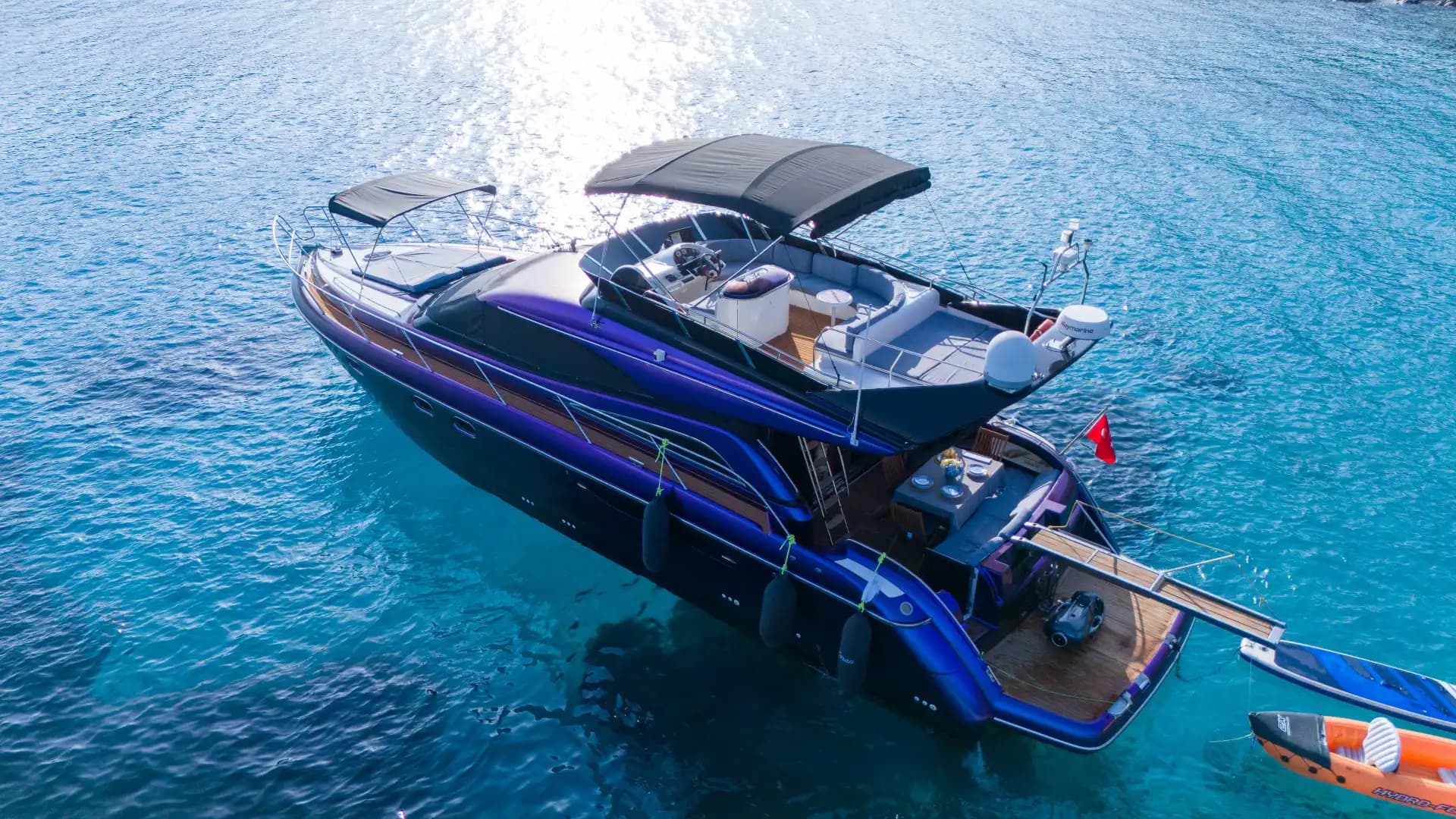 Bodrum’da Özel Yapım Motoryat ile Günübirlik ve Konaklamalı Lüks Tatil 11