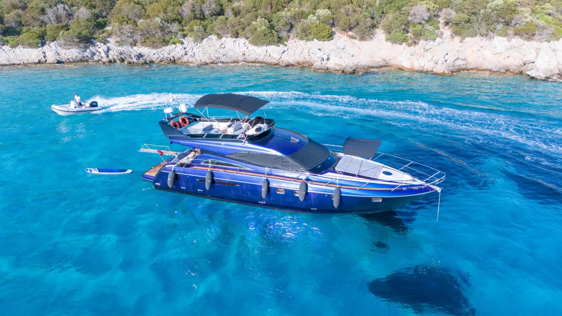 Bodrum’da Özel Yapım Motoryat ile Günübirlik ve Konaklamalı Lüks Tatil 7