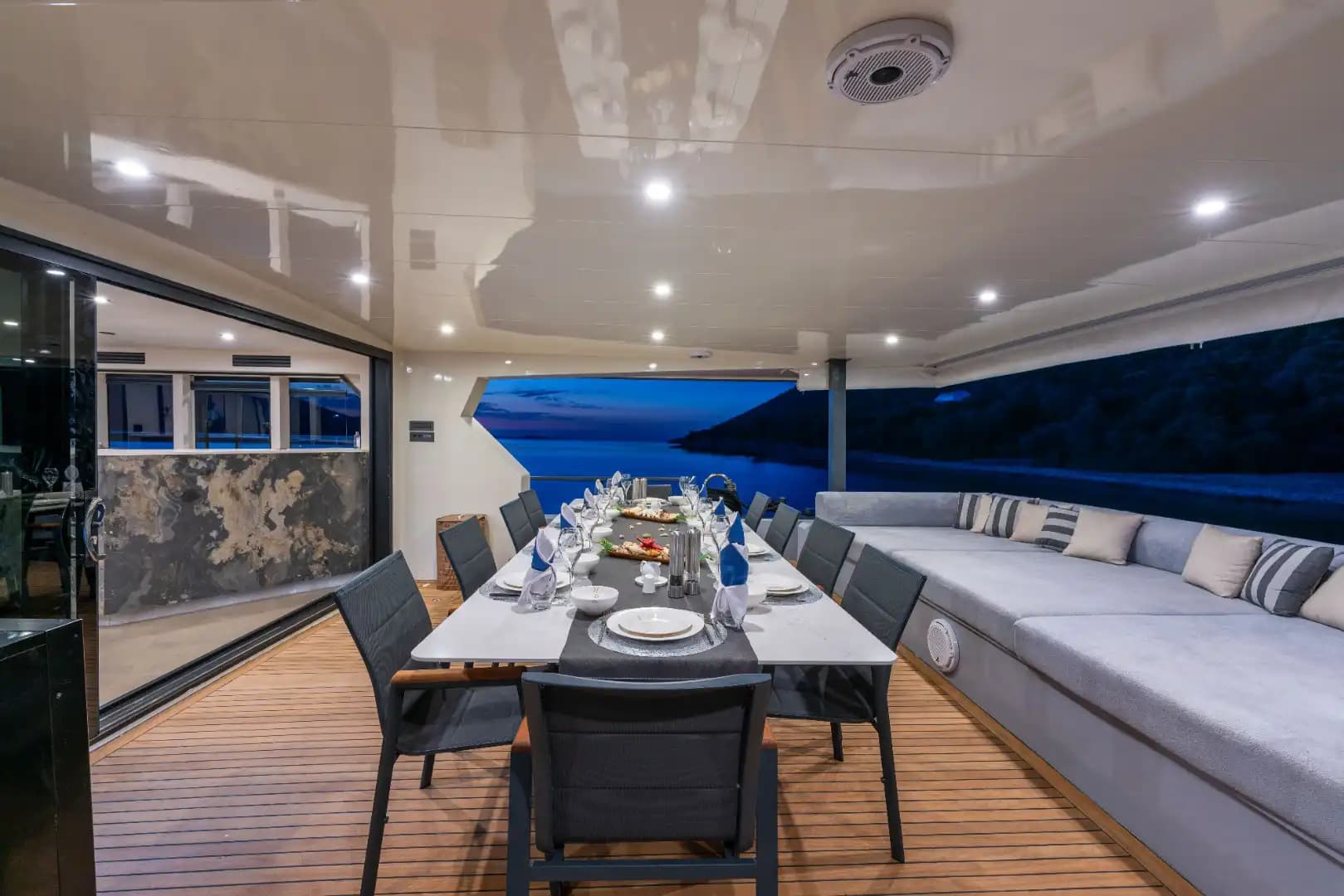 Bodrum’da Lüks Motoryat ile Konforlu Tatil: Özel Tasarım ve Benzersiz Deneyim 24