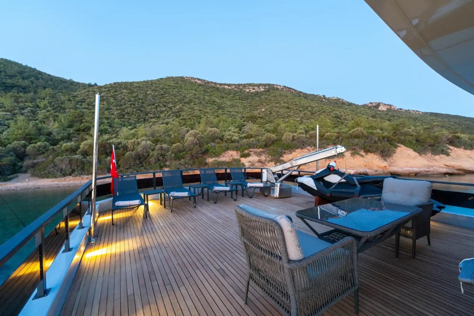 Bodrum’da Lüks Motoryat ile Konforlu Tatil: Özel Tasarım ve Benzersiz Deneyim 28