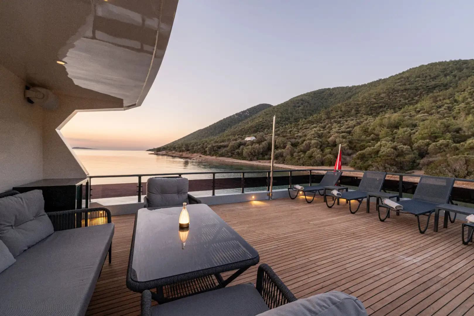 Bodrum’da Lüks Motoryat ile Konforlu Tatil: Özel Tasarım ve Benzersiz Deneyim 22
