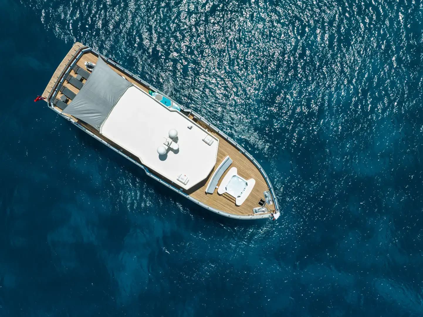 Bodrum’da Lüks Motoryat ile Konforlu Tatil: Özel Tasarım ve Benzersiz Deneyim 9