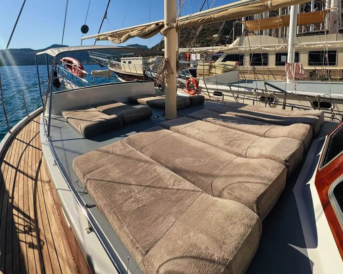 19 Metrelik 4 Kabinli Gulet ile Marmaris Bozburun’un Mavi Cennetine Kaçış 9
