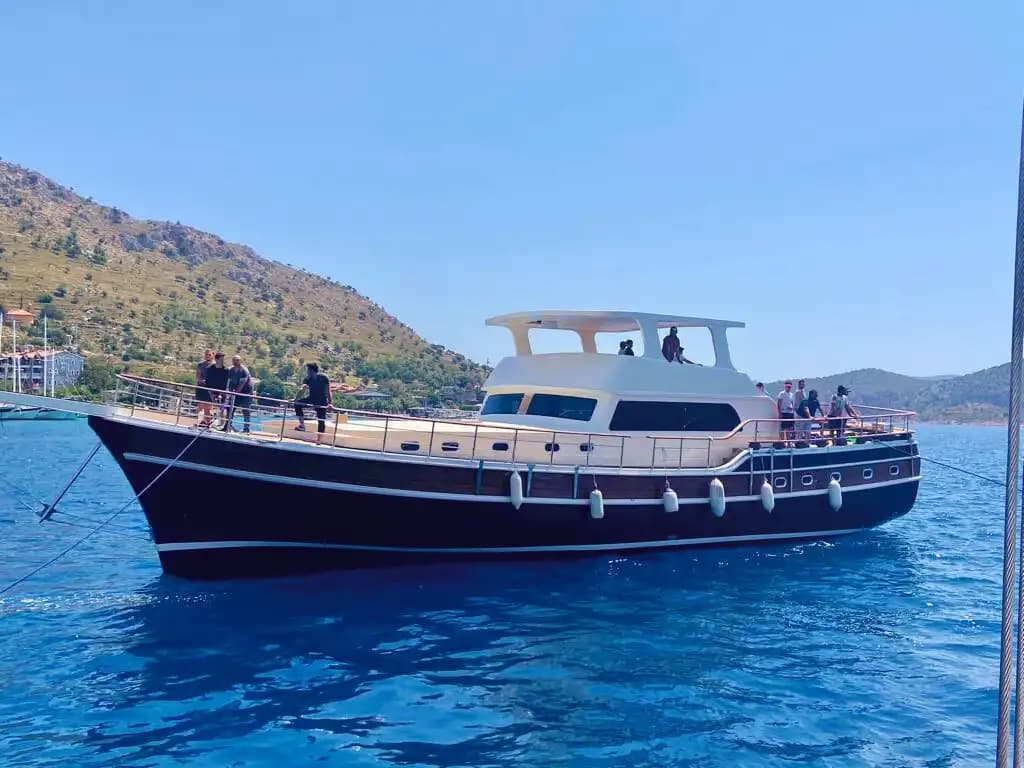 23 Metrelik Konforlu Gulet ile Marmaris Bozburun’da Huzurlu Bir Tatil - Yatta Evlilik Yıldönümü
