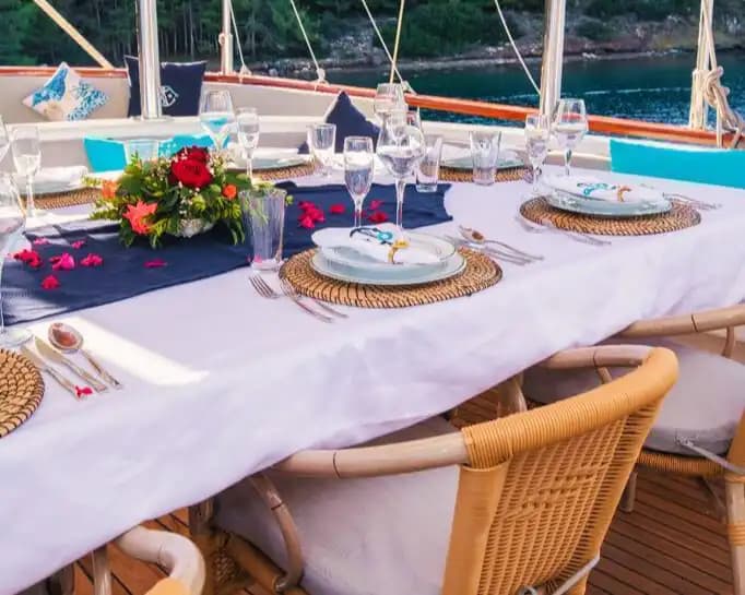 Marmaris'te 6 Kabinli, 12 Kişilik Konforlu Gulet ile Ege’nin Tadını Çıkarın 9