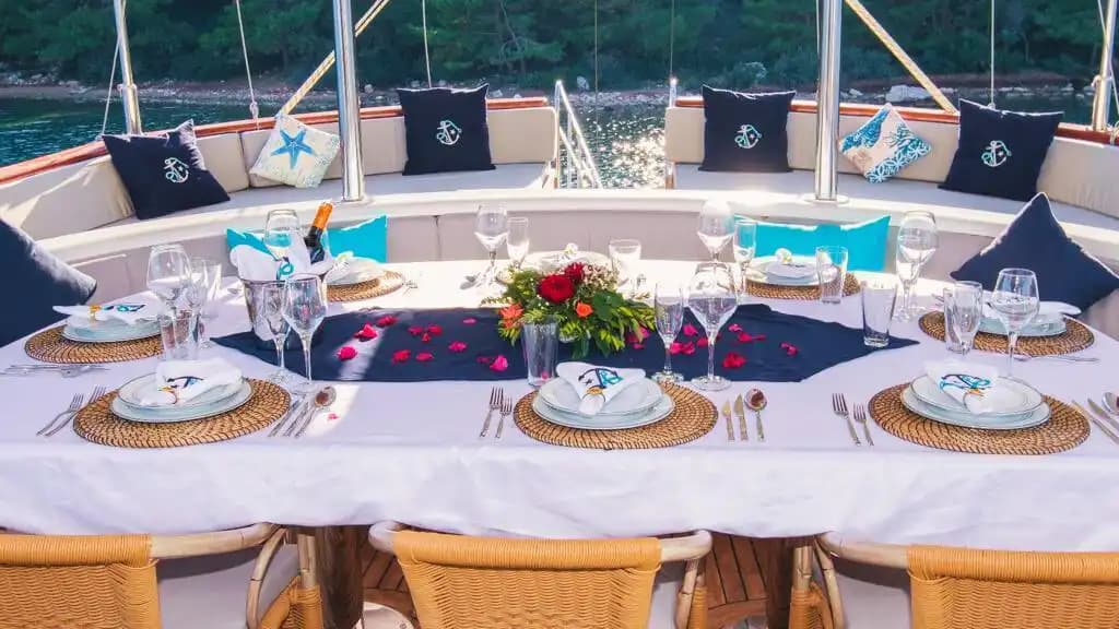 Marmaris'te 6 Kabinli, 12 Kişilik Konforlu Gulet ile Ege’nin Tadını Çıkarın 8