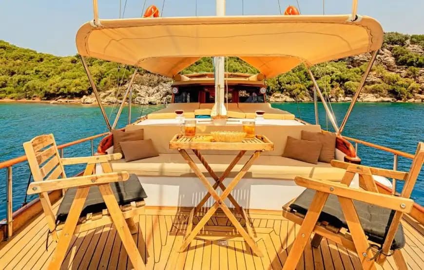 Marmaris’in Gizli Koylarını Keşfedin: Konforlu ve Şık Tekne Deneyimi 6