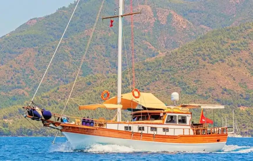 Marmaris’in Gizli Koylarını Keşfedin: Konforlu ve Şık Tekne Deneyimi - Teknede Parti