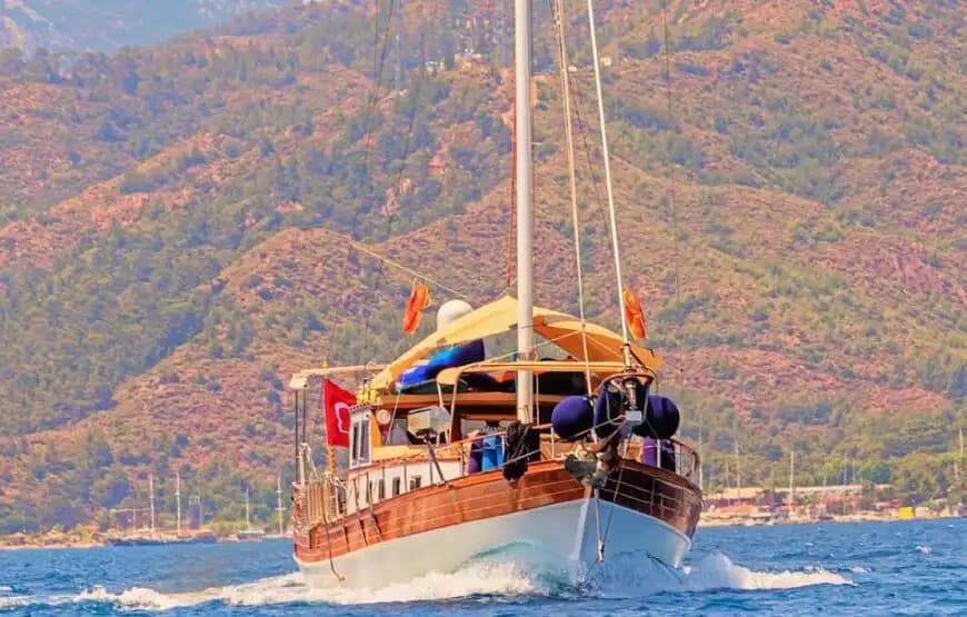 Marmaris’in Gizli Koylarını Keşfedin: Konforlu ve Şık Tekne Deneyimi 3