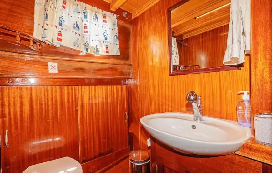 Marmaris’in Gizli Koylarını Keşfedin: Konforlu ve Şık Tekne Deneyimi 11