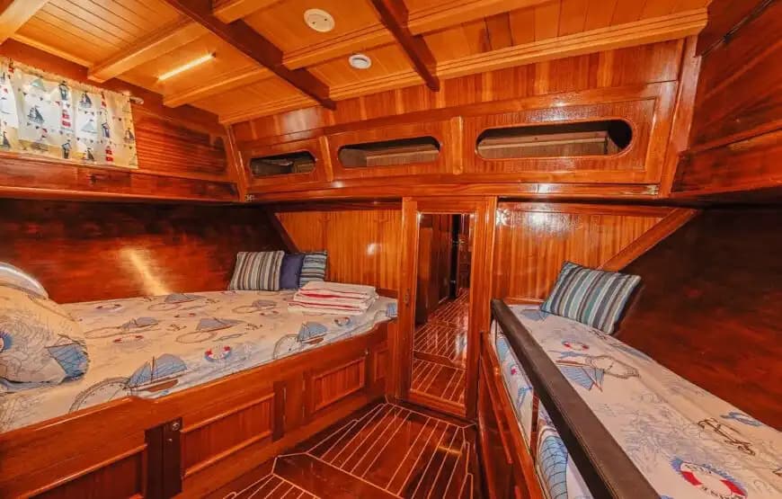 Marmaris’in Gizli Koylarını Keşfedin: Konforlu ve Şık Tekne Deneyimi 5