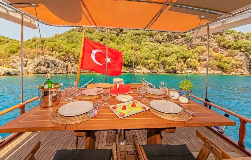 Marmaris’in Gizli Koylarını Keşfedin: Konforlu ve Şık Tekne Deneyimi 4