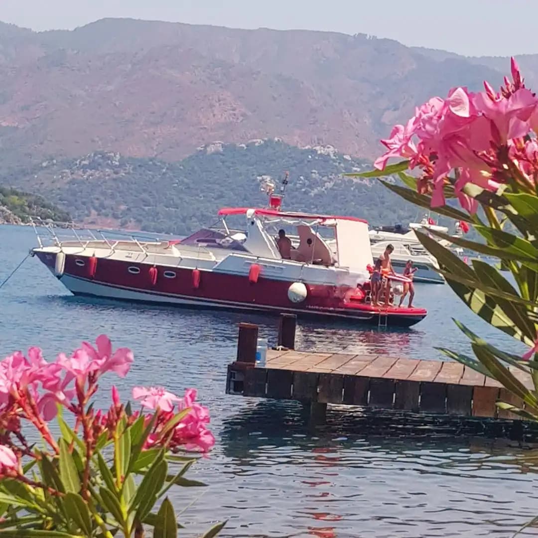 Marmaris’in Mavi Sularında 8 Kişilik Ekonomik Yat Turu 7