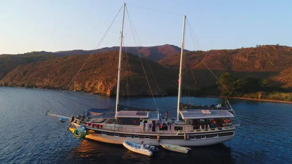 Marmaris'te 9 Kabinli Konforlu Gulet ile 18 Kişilik Özel Deniz Tatili