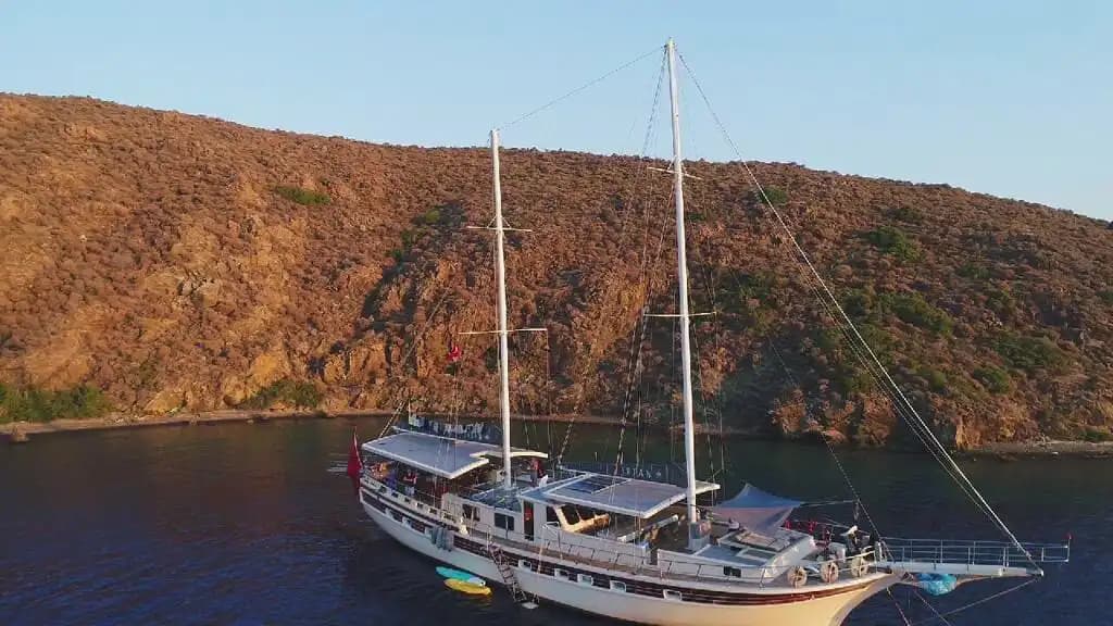 Marmaris'te 9 Kabinli Konforlu Gulet ile 18 Kişilik Özel Deniz Tatili