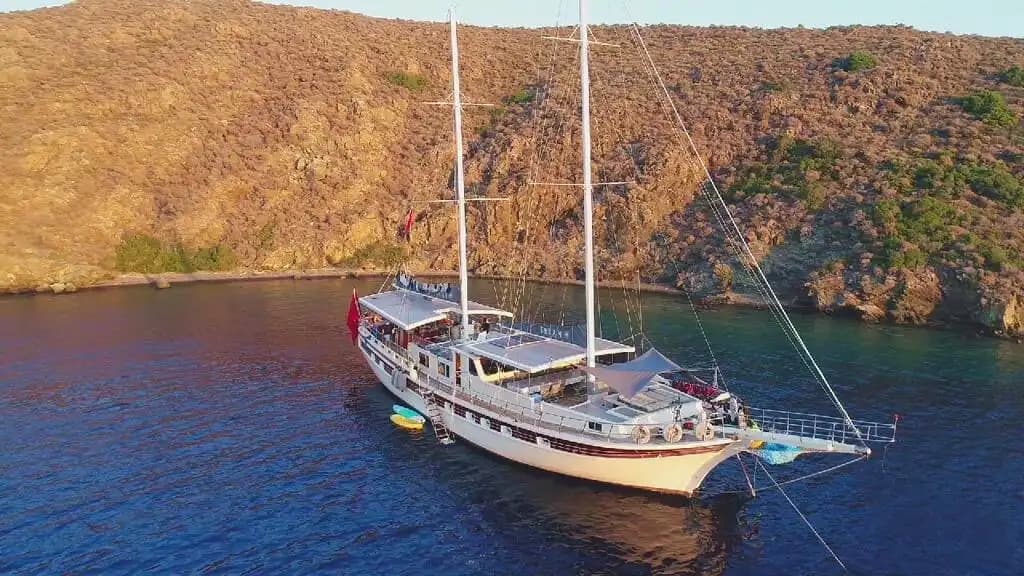 Marmaris'te 9 Kabinli Konforlu Gulet ile 18 Kişilik Özel Deniz Tatili