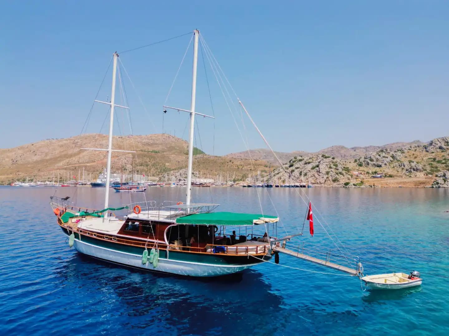 4 Kabinli, 8 Kişilik Geniş Kapasiteli Gulet Kiralama Fırsatı 9
