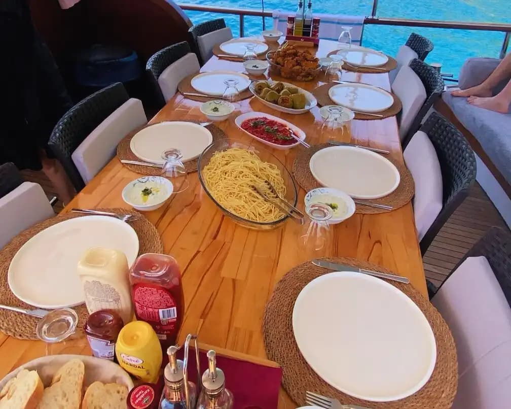 Ege’nin Turkuaz Sularında 4 Kabinli 8 Kişilik Gulet Deneyimi 9