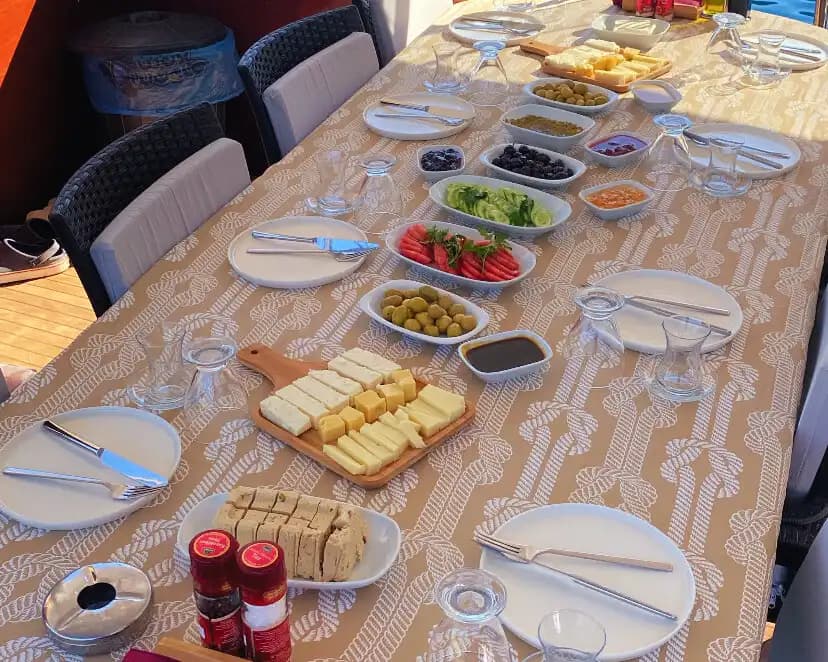 Ege’nin Turkuaz Sularında 4 Kabinli 8 Kişilik Gulet Deneyimi 8