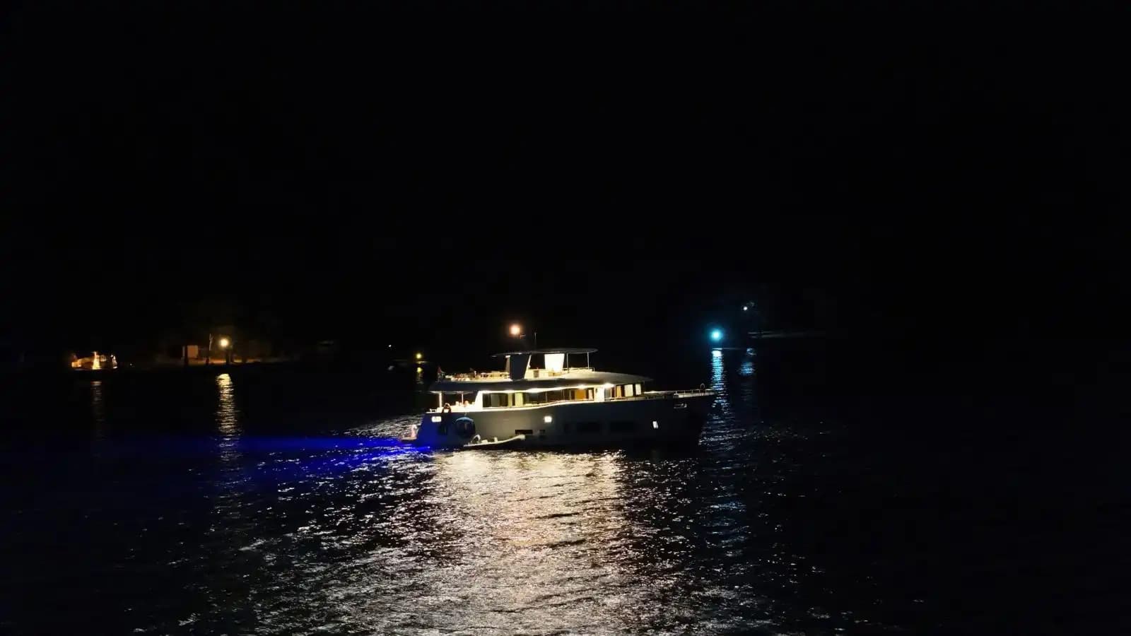 Bodrum’da 26 Metrelik Lüks Trawler ile Muhteşem Deniz Keyfi 9