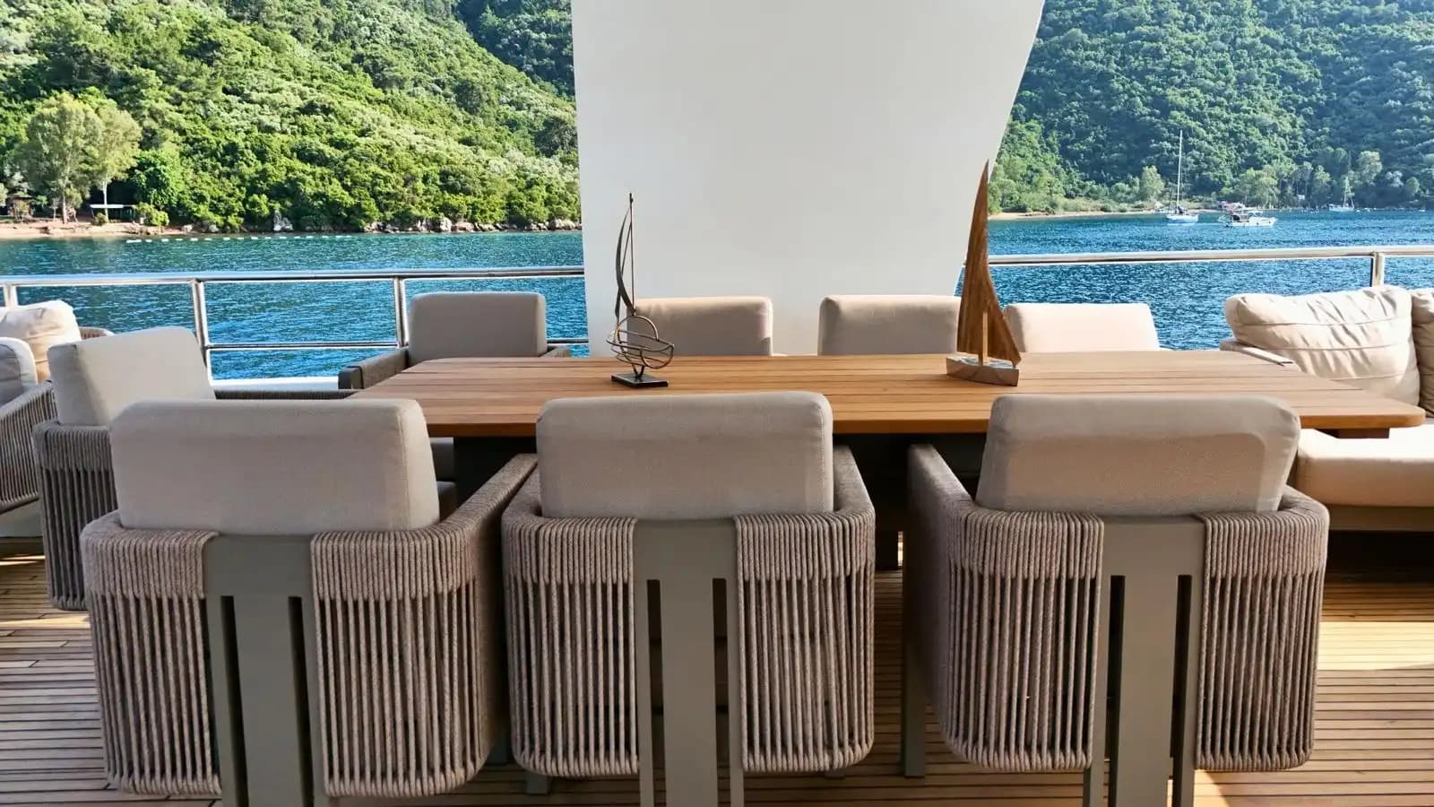 Bodrum’da 26 Metrelik Lüks Trawler ile Muhteşem Deniz Keyfi 15