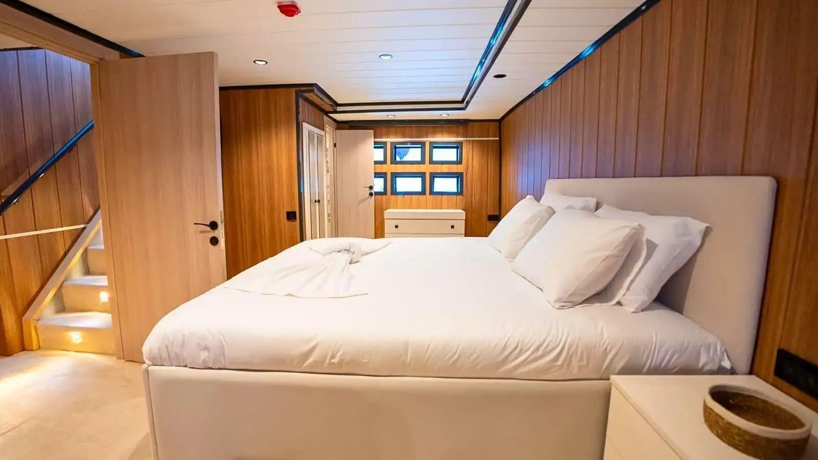 Bodrum’da 26 Metrelik Lüks Trawler ile Muhteşem Deniz Keyfi 6