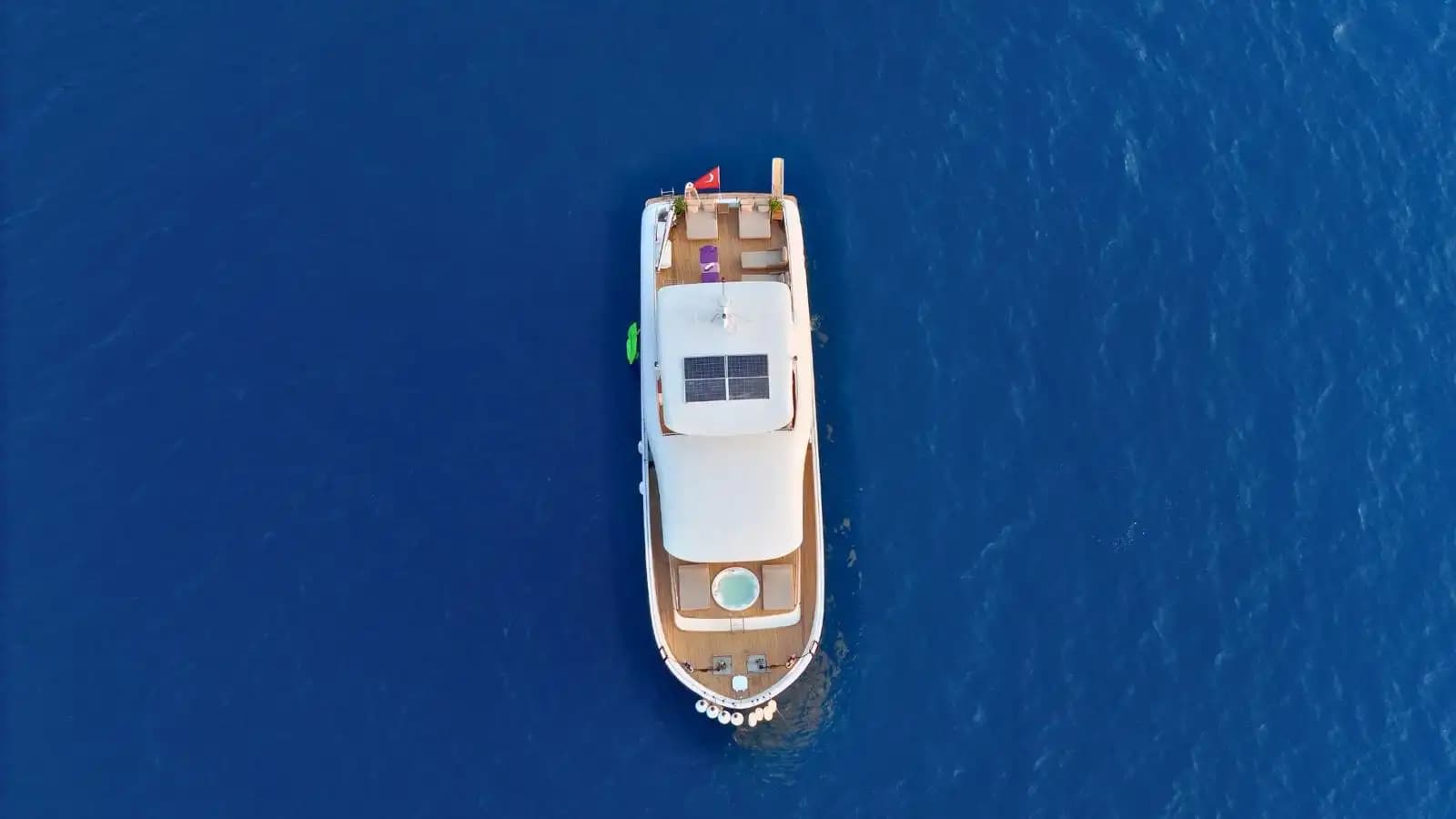Bodrum’da 26 Metrelik Lüks Trawler ile Muhteşem Deniz Keyfi 10