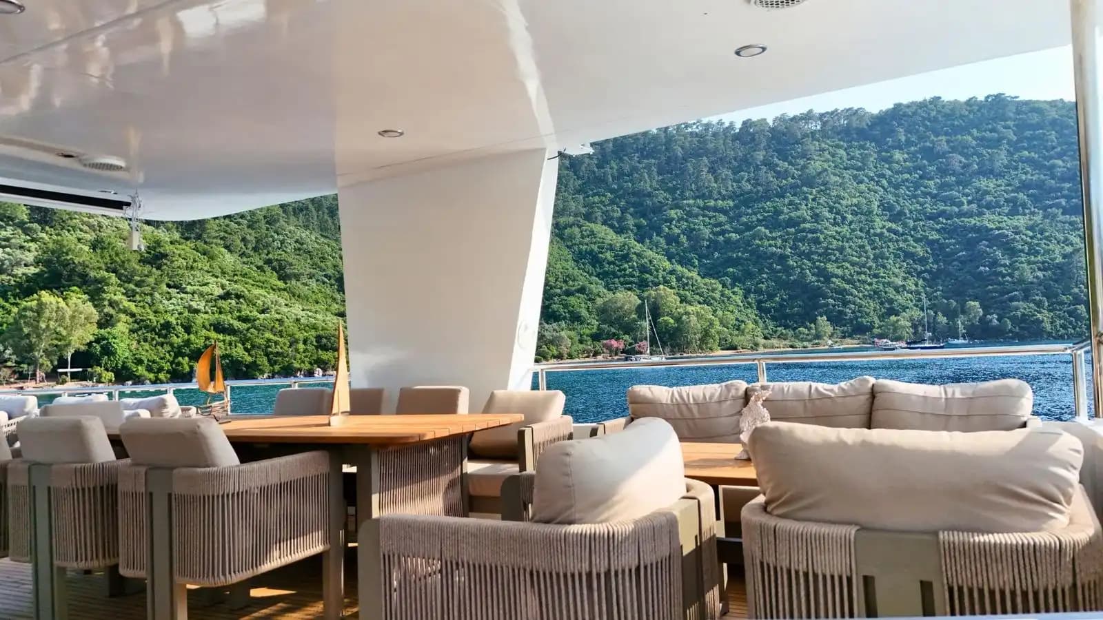 Bodrum’da 26 Metrelik Lüks Trawler ile Muhteşem Deniz Keyfi 16