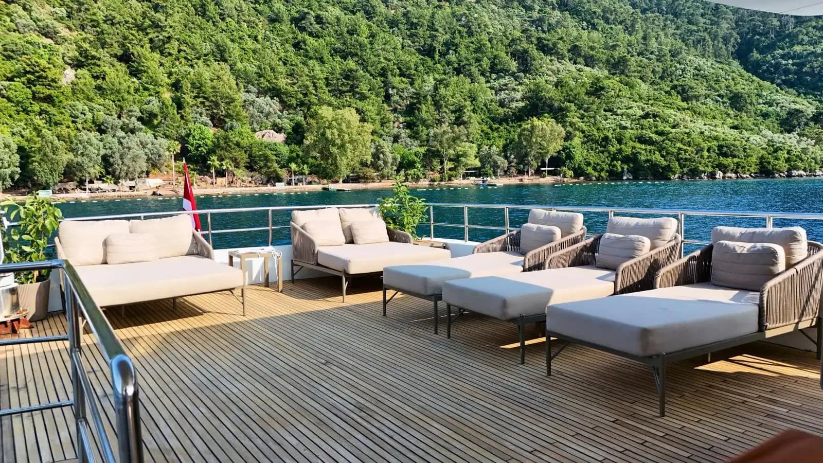 Bodrum’da 26 Metrelik Lüks Trawler ile Muhteşem Deniz Keyfi 17