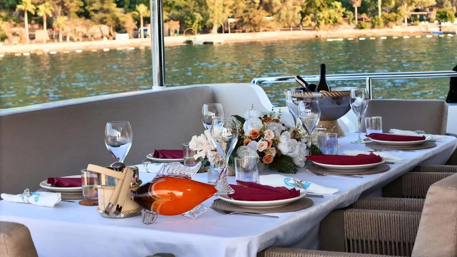 Bodrum’da 26 Metrelik Lüks Trawler ile Muhteşem Deniz Keyfi 18