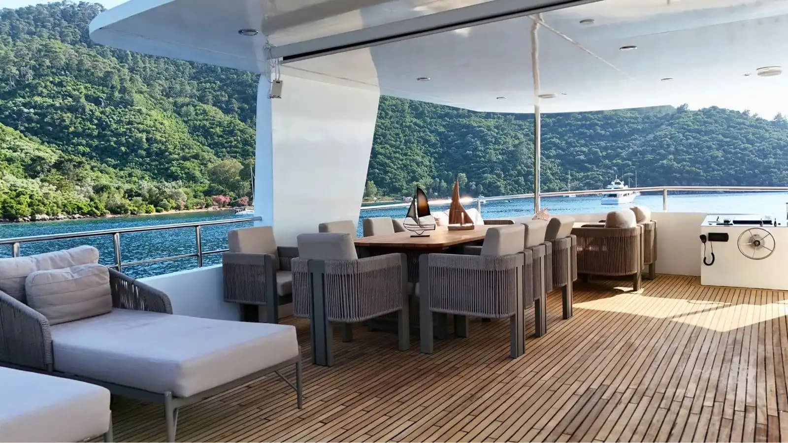 Bodrum’da 26 Metrelik Lüks Trawler ile Muhteşem Deniz Keyfi 11