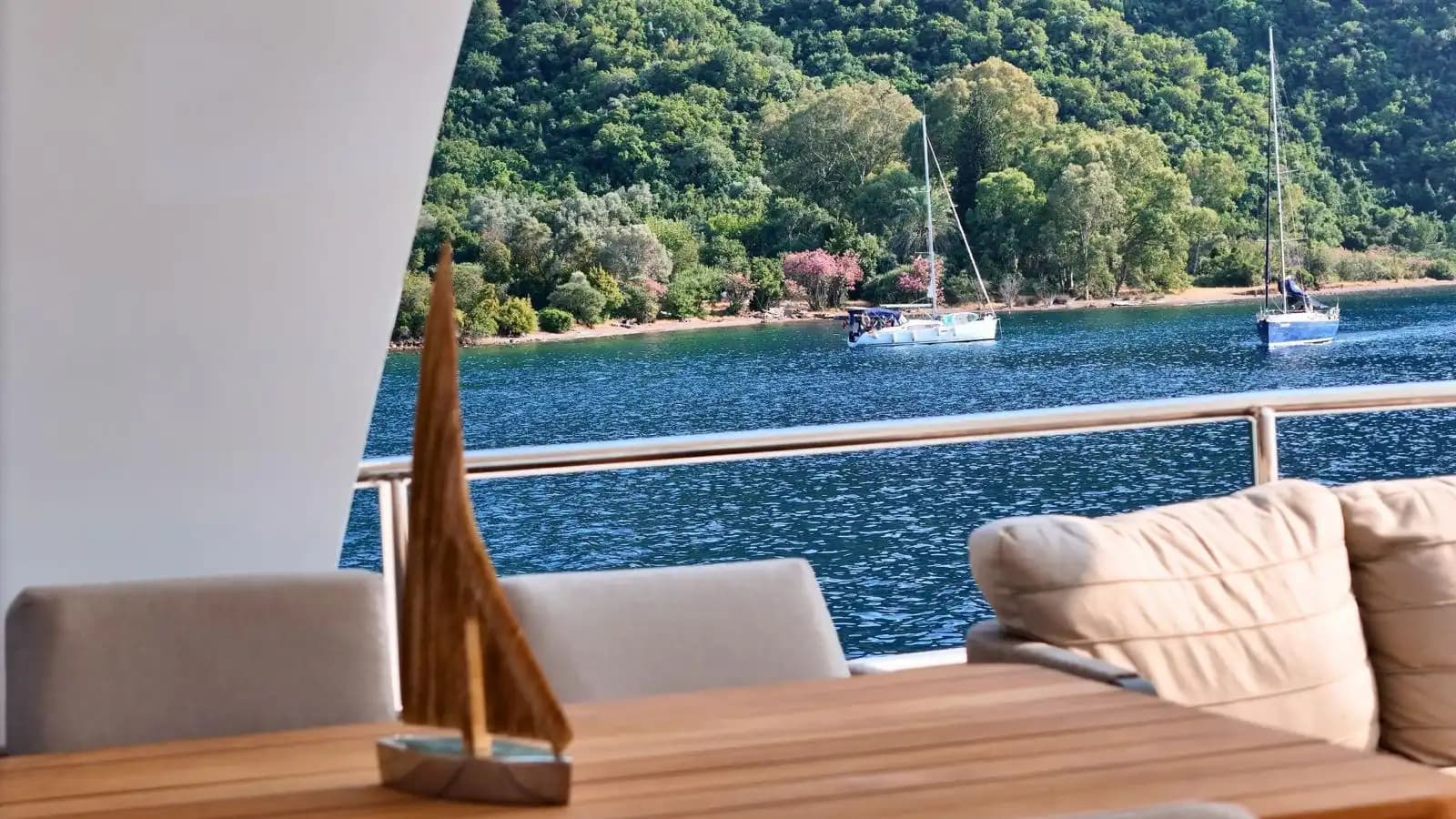 Bodrum’da 26 Metrelik Lüks Trawler ile Muhteşem Deniz Keyfi 19